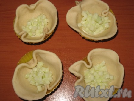 В серединку положить по 1-2 чайных ложки начинки.