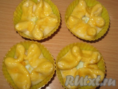 Формочки с заготовками булочек установить на противень, накрыть полотенцем и поставить в тёплое место на 15-20 минут. Затем булочки смазать взбитым желтком и поставить в заранее разогретую до 200 градусов духовку, выпекать 15-18 минут.