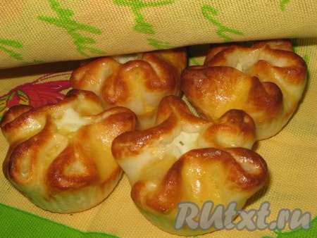 Готовые булочки вынуть из формочек для кексов, переложить на блюдо (или полотенце), накрыть полотенцем и дать им остыть.