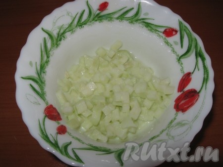 Для приготовления начинки нужно очистить яблоки, нарезать их на маленькие кубики, переложить в глубокую тарелку, добавить сахар и перемешать. Начинку следует делать непосредственно перед формованием булочек, так как яблоки темнеют.