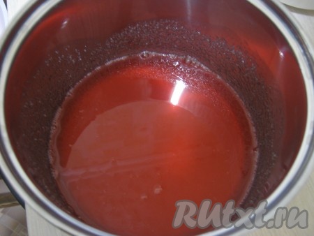 Снимаем воду с огня, тут же засыпаем сахарно-желейную смесь и яичный белок. Моментально взбиваем.
