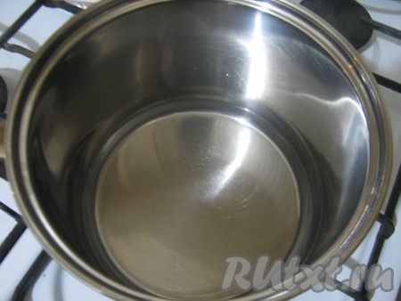 Берём кастрюлю объемом не меньше 2 литров, заливаем воду и доводим до кипения.
