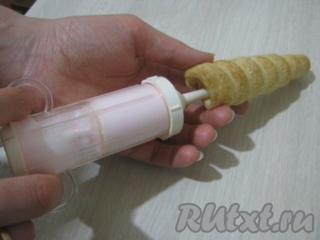 Готовый крем кладём в кондитерский шприц с длинной насадкой и наполняем трубочки из слоеного теста.
