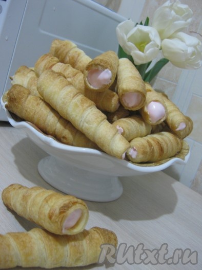 Наивкуснейшие трубочки из слоеного теста с желейно-белковым кремом готовы.
