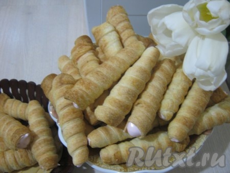 Готовые трубочки складываем на блюдо и по желанию посыпаем сахарной пудрой.&nbsp;
