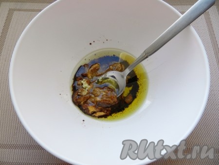 Смешать оливковое масло с горчицей и бальзамическим уксусом, добавить пропущенный через пресс чеснок, по вкусу посолить и поперчить. Все смешать в однородную массу.