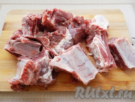 Свиные ребрышки вымыть, обсушить бумажными полотенцами и нарезать на кусочки.