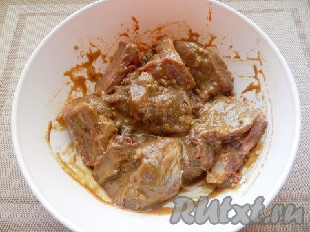 Свиные ребрышки смешать с маринадом так, чтобы каждый кусочек был покрыт со всех сторон. Оставить на 30 минут или более.
