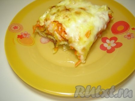 Запеченная рыба с сыром на тарелке