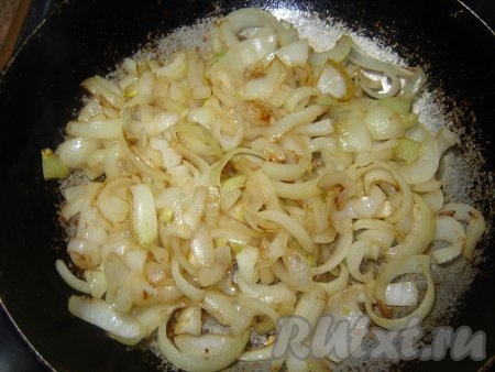 Обжариваем лук