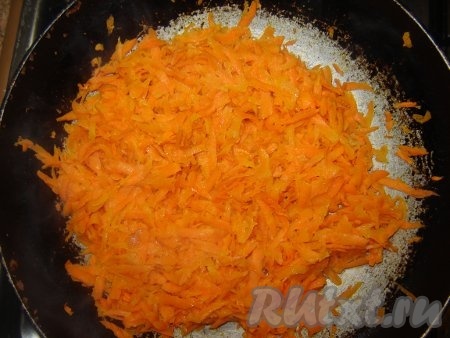 Обжариваем морковь