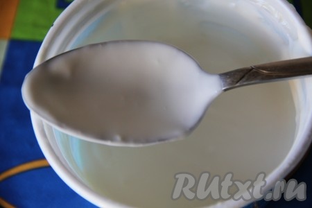 Сметану смешать с майонезом, посолить по вкусу и перемешать. Наша заправка для салата готова.