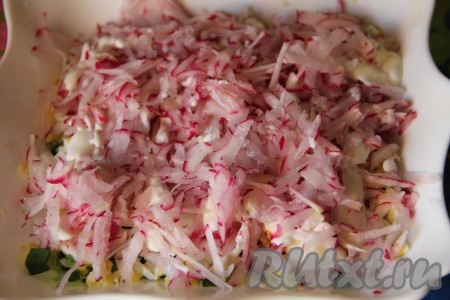 Следующим слоем будет тертое яйцо, смазываем слой заправкой, затем тертый редис, смазанный заправкой. 
