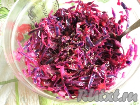 Капусту выкладываем в салатник, поливаем гранатовым соусом, добавляем соль и тимьян.
