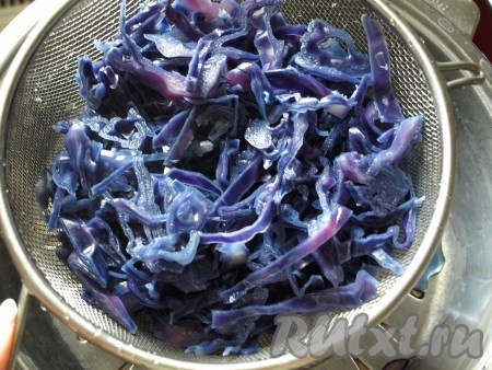 Мягкую капусту обдаём холодной водой и даём воде стечь.
