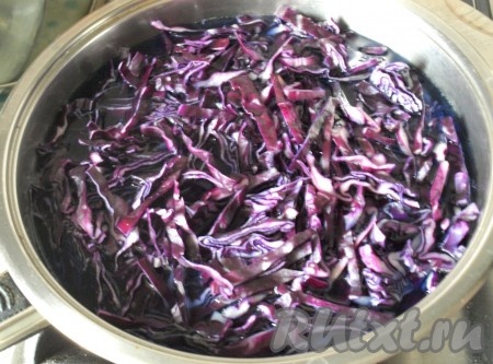 Заливаем холодной водой, ставим на огонь и отвариваем до мягкости (при желании можно и просто обдать кипятком). Пока готовится капуста, заливаем изюм кипятком.
