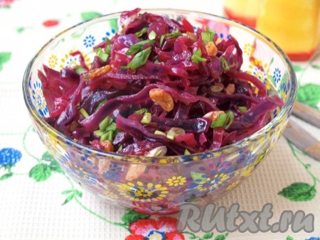 Салат из краснокочанной капусты заправляем оливковым маслом, добавляем изюм и перемешиваем. Посыпаем при подаче порезанным зелёным луком. Салатик получается полезным и вкусным.
