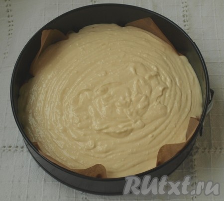 Выкладываем на слой шоколадной крошки творожный слой, разравниваем.