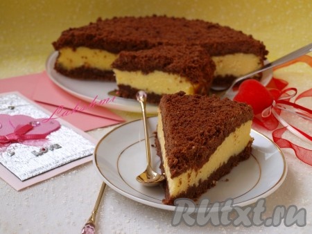 Достаём выпечку из духовки, даём остыть. Режем на порции и подаём нежнейшую, аппетитную королевскую ватрушку, приготовленную с творогом и какао, к столу. Уверена, этот насыпной шоколадный пирог с творожной начинкой покорит вас своим вкусом!