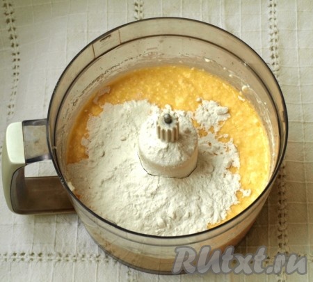 Для получения начинки в отдельной ёмкости творог смешиваем с сахаром, яйцами и сметаной. Взбиваем на медленной скорости в комбайне (или пробиваем до однородности погружным блендером) до однородности, затем добавляем ванильный сахар и 3 столовых ложки муки, взбиваем до однородности. Творожная начинка должна получиться в меру густой, если она получилась жидковатой, добавьте ещё 1 столовую ложку муки и перемешайте.