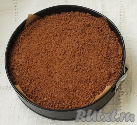 Затем насыпаем оставшуюся шоколадную крошку, равномерно покрывая творожный слой. Выпекаем&nbsp;королевскую ватрушку с творогом и какао 45 минут в духовке, заранее разогретой до 190 градусов.