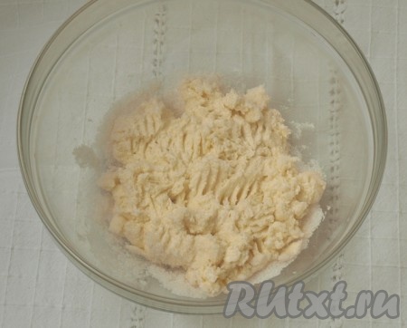 Прежде всего сделаем тесто-крошку, для этого в достаточно объёмную миску выкладываем мягкое (комнатной температуры) сливочное масло, всыпаем сахар, растираем вилкой до однородности.