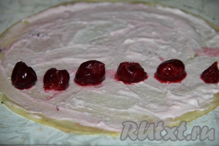 Каждый блинчик смазать творожным десертом, на него выложить в один ряд вишни и скрутить в трубочку. 
