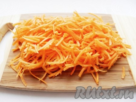 Морковь очищаем и натираем на крупной тёрке.