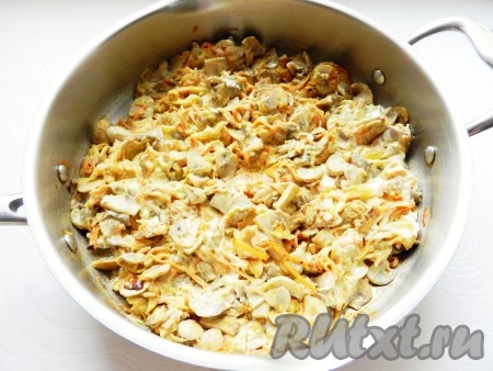 Добавляем сметану, ещё раз перемешиваем и снимаем грибную начинку для перцев с огня, даём немного остыть.