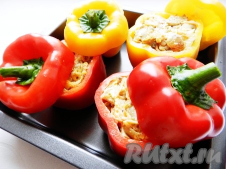 Наполняем болгарские перцы подготовленной грибной начинкой. Перцы, фаршированные шампиньонами, морковью и луком, выкладываем в форму для запекания (я использовала форму с антипригарным покрытием) и накрываем каждый перец срезанной ранее верхушкой. Готовим в духовке, разогретой до 200 градусов, в течение 25-30 минут.