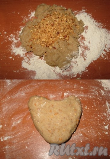 Затем тесто выложить на рабочую поверхность, добавить в него измельченные орехи и тщательно вмешать их, затем постепенно всыпая остатки муки, замесить очень пластичное тесто.
