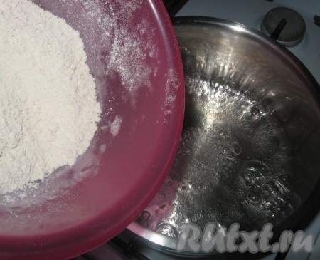 Половину муки соединить с разрыхлителем и постепенно всыпать ее в кипящую воду.