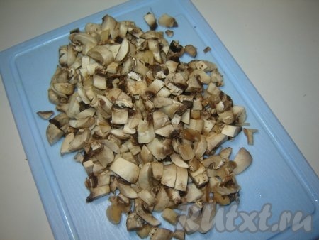 Грибы мелко порезать, посолить.