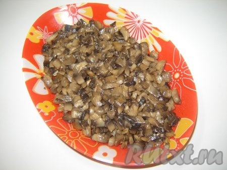 Выложить на блюдо для салата первый слой&nbsp; – жареные грибы.