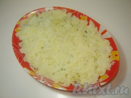 Очистить от кожуры и натереть на крупной терке. Выложить слой тертой картошки.