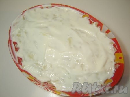 Третий слой – майонез. Не жалейте майонеза он должен пропитать картофель.