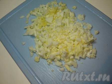 Яйца отварить вкрутую и мелко порезать.