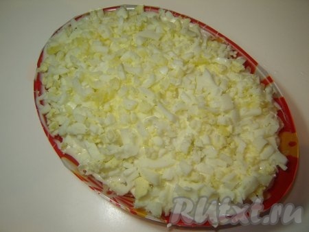 Выложить яйца на &nbsp;блюдо для салата.