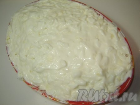 Еще один слой майонеза.