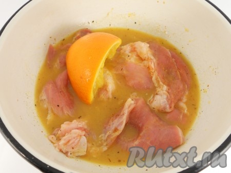 Выжать сок из апельсинов (пол апельсина оставить). Залить соком мясо, перемешать.