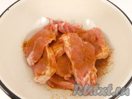 Мясо порезать продолговатыми кусочками. Посыпать специями и посолить.