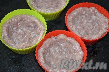 Мясной фарш разложить по формочкам в виде корзиночек с углублением внутри.

