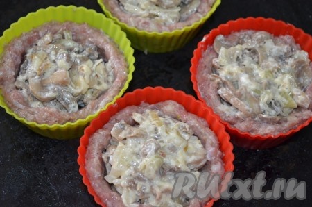 Заполнить грибной начинкой.