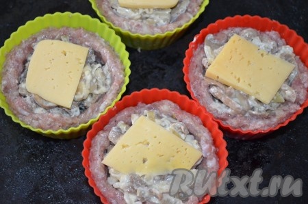 Оставшийся сыр порезать тонко (или натереть по желанию) и выложить сверху на грибы. Поставить в разогретую до 200 градусов духовку на 25 минут.
