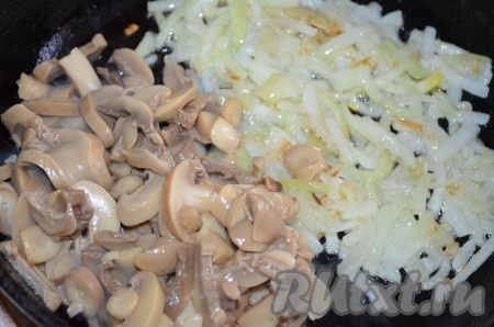 Для начинки обжарить порезанный лук до золотистого цвета, добавить порезанные шампиньоны (или другие грибы), обжаривать пару минут, помешивая.&nbsp;
