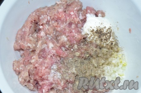 Фарш смешать с мелко порубленным луком, сметаной, солью и специями. Тщательно перемешать.