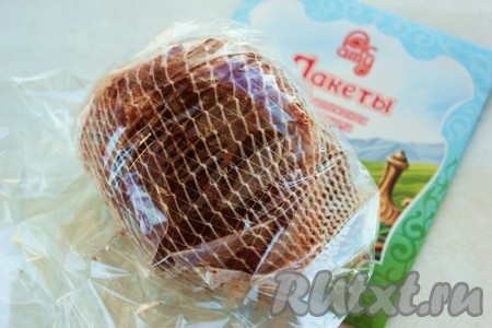 Далее подготовленное мясо укладываем в пакет для запекания, хорошо завязываем, вода не должна попасть в пакет, для страховки лучше поместить мясо в 2 пакета.
