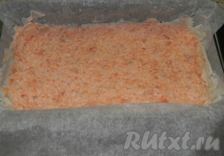 Выложить массу из красной рыбы в форму.