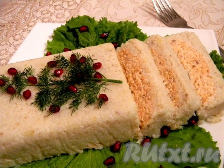 Запекать при температуре 180 градусов 1 час. Готовый террин из рыбы, не вынимая из формы, охладить до комнатной температуры и поставить в холодильник на ночь. Сверху можно положить небольшой груз. Перед подачей перевернуть террин на блюдо, порезать на кусочки и украсить зеленью.