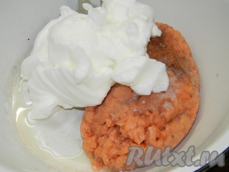 К измельченному филе из семги добавить 150 мл сливок, мускатный орех, соль, перец и оставшиеся взбитые белки. Перемешать снизу вверх.